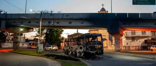 Atacuri violente în Rio de Janeiro. Un tren și zeci de autobuze și camioane au fost incendiate!