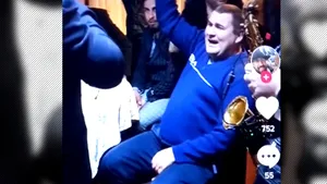VIDEO | Un bărbat din Vâlcea s-a ales cu dosar penal, după ce a fost mers la o petrecere îmbrăcat în polițist
