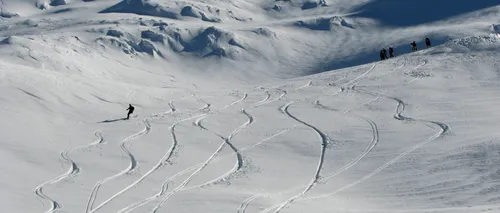 Doi schiori au decedat, după ce au fost surprinși de o avalanșă, în Munții Făgăraș. Avertizările ANM