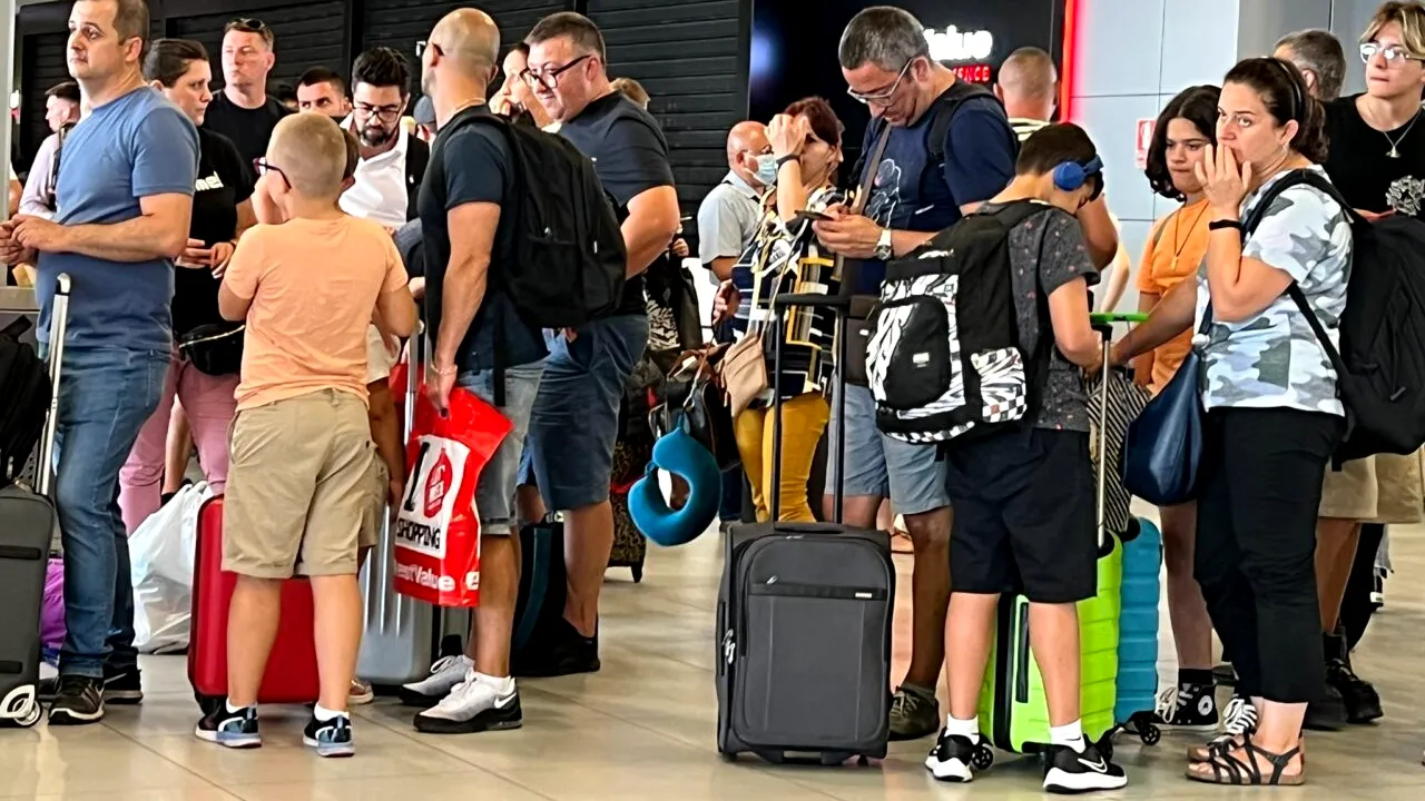 Dezastrul WIZZ AIR și BLUE AIR continuă! Curse amânate și anulate zilnic. Nimănui nu-i pasă, ANPC ce face?!