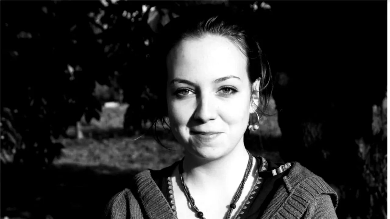 Povestea tinerei artiste românce care și-a pierdut viața după ce a fost abandonată pe marginea drumului în urma unui accident de mașină