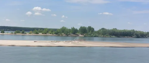 FOTO | Au apărut dunele de nisip pe Dunăre, din cauza secetei. Un nivel atât de scăzut al apei nu a mai fost din 2003