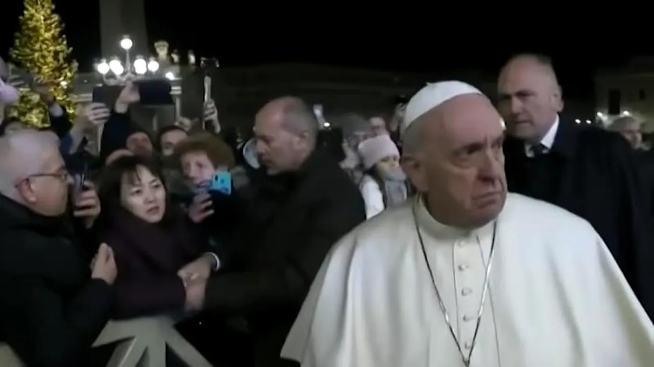 Incident la Vatican. Gestul Papei Francisc, după ce o femeie din mulțime l-a înșfăcat de mână - VIDEO