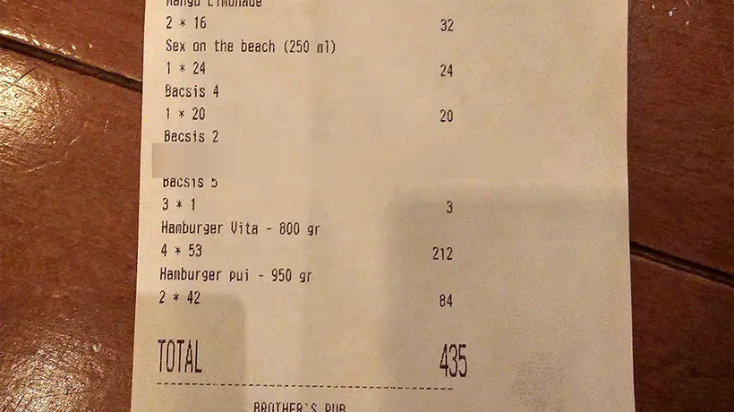Cât a plătit bacșiș OBLIGATORIU un client, pentru o notă de 435 de lei, într-un bar din Vâlcea