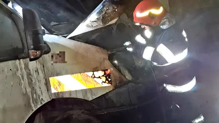 FOTO | O autoutilitară a luat foc, joi dimineață, într-o localitate din Giurgiu