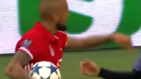 AMENDĂ URIAȘĂ pentru un fotbalist celebru, după ce i-a CRĂPAT CAPUL unui alt bărbat, cu o STICLĂ de vodcă