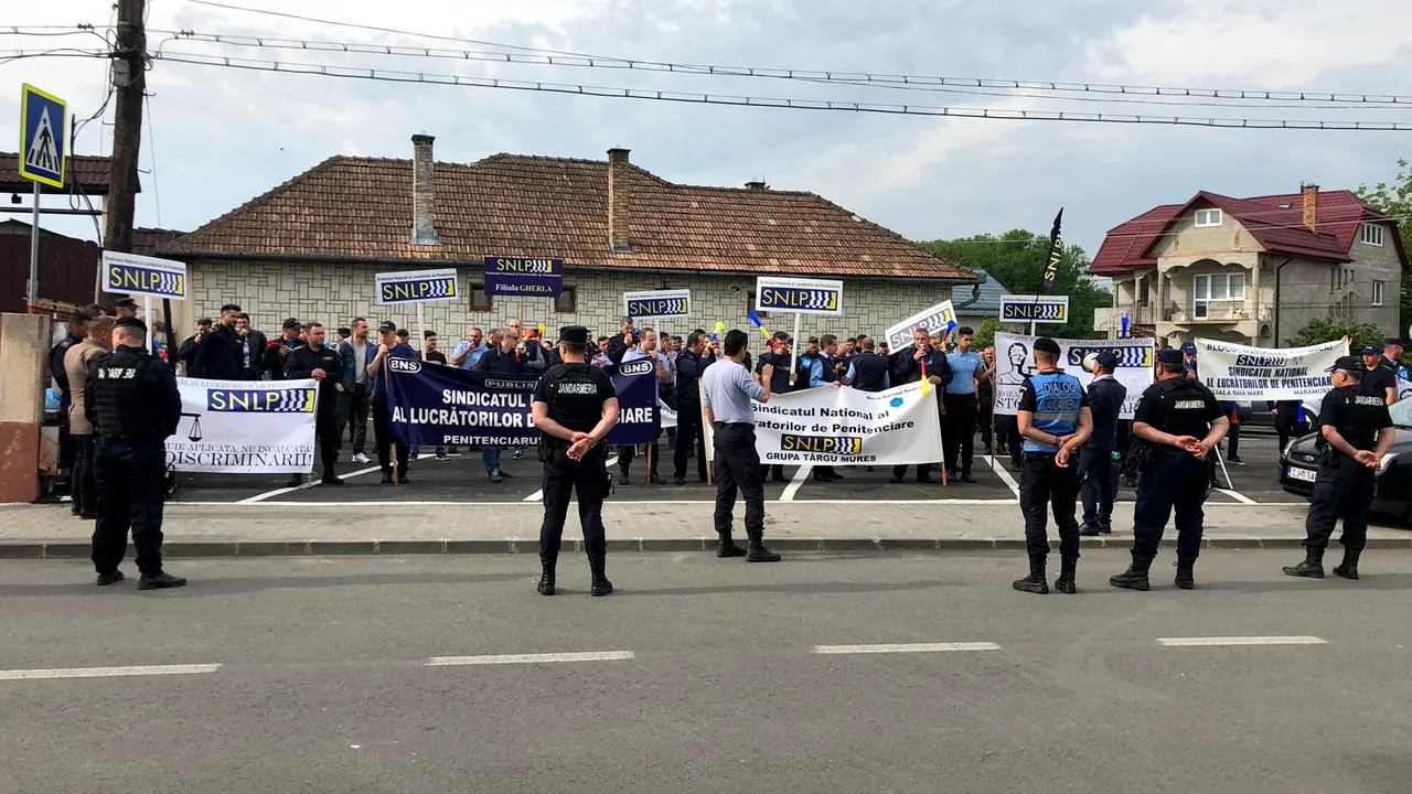Protest cu peste 100 de persoane la Penitenciarul Gherla: „Toader a ratat, Birchall fii bărbat