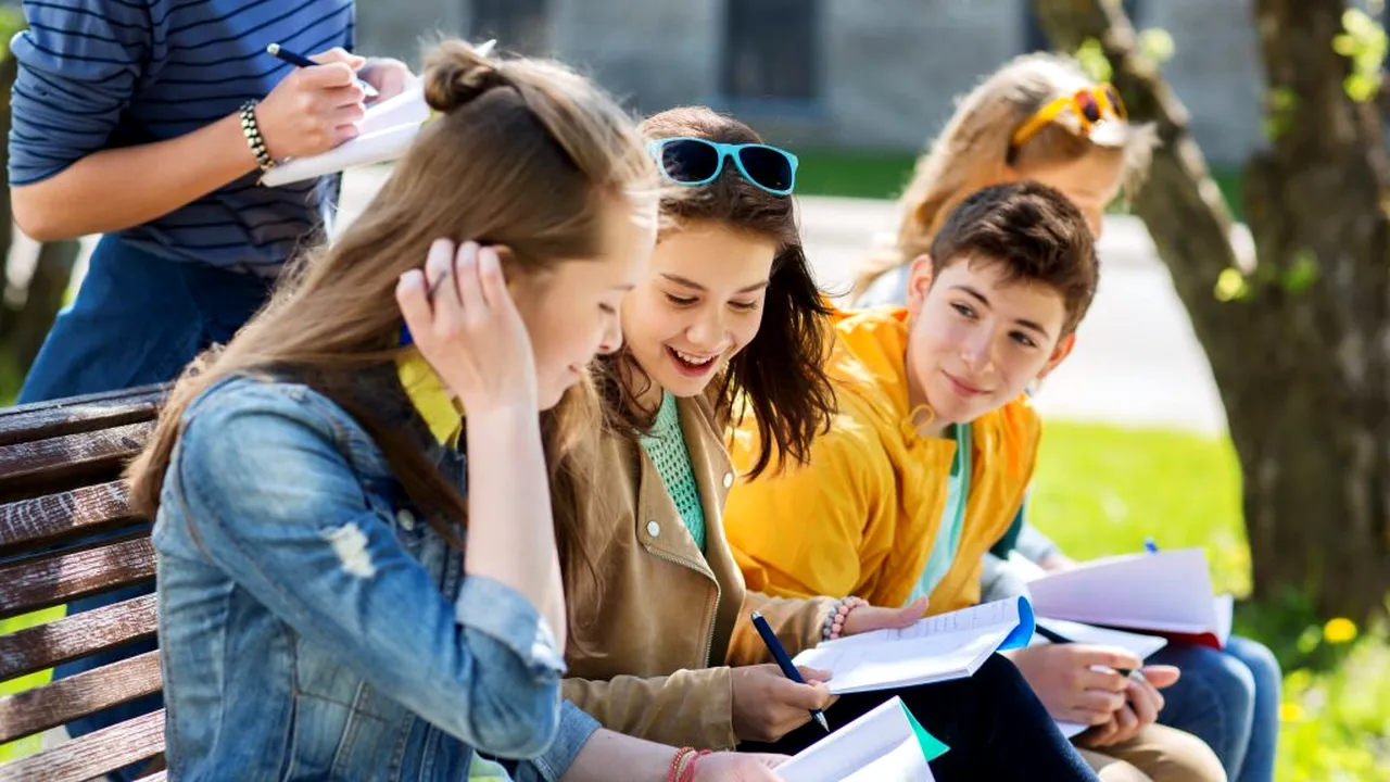 Jumătate din tinerii României vor să plece din țară. Specialiștii: Migrația nu este o fatalitate, se pot face lucruri