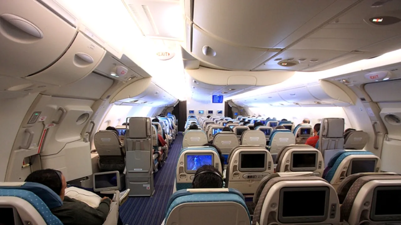 A vrut să își verifice e-mail-urile în avion. Nota de plată a fost uriașă