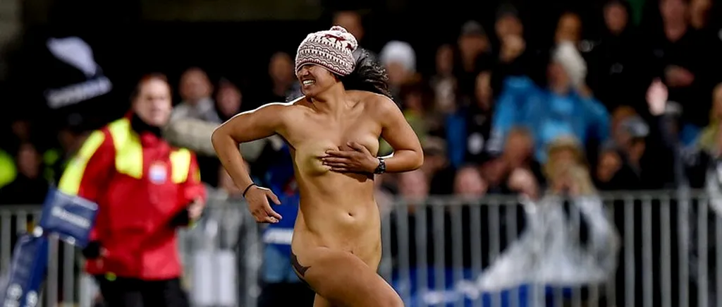 O femeie goală a intrat pe teren în timpul unui meci de rugby
