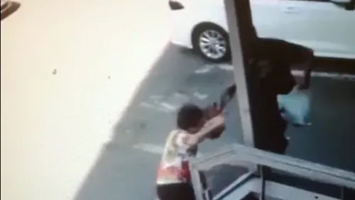 VIDEO | Bătrână atacată cu cruzime, de un tâlhar, în fața blocului, în Capitală. Agresorul a lăsat-o inconștientă pe caldarâm