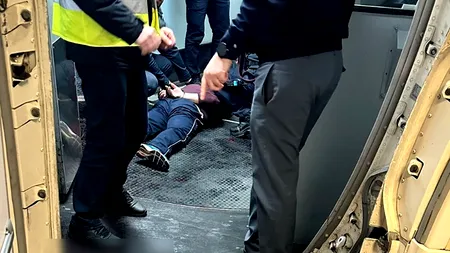 Momentul în care bărbatul care s-a automutilat a fost imobilizat. Imagini din „Avionul Groazei”