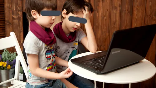 În pandemie, copiii au fost expuși riscului major al dependenței de Internet. Cercetările spun totuși că doar 50% dintre ei au acces la la o tabletă sau la un computer, necesare lecțiilor online