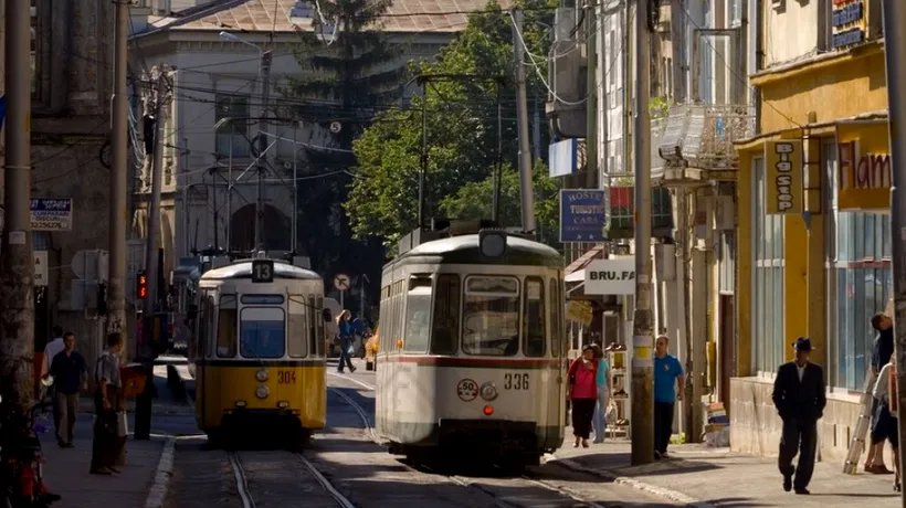 Un șofer de 19 ani a BLOCAT circulația a zece tramvaie după ce și-a parcat mașina pe șine: Am crezut că nu încurc pe nimeni