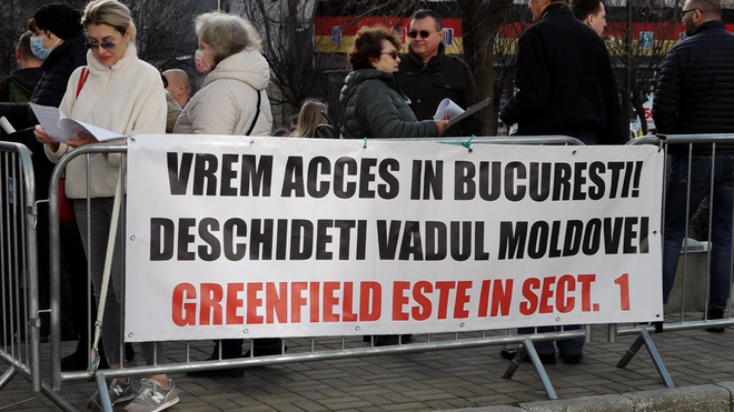 Zeci de locuitori ai cartierului Greenfield Băneasa au protestat în fața Primăriei Sectorului 1 după închiderea drumului de acces către București