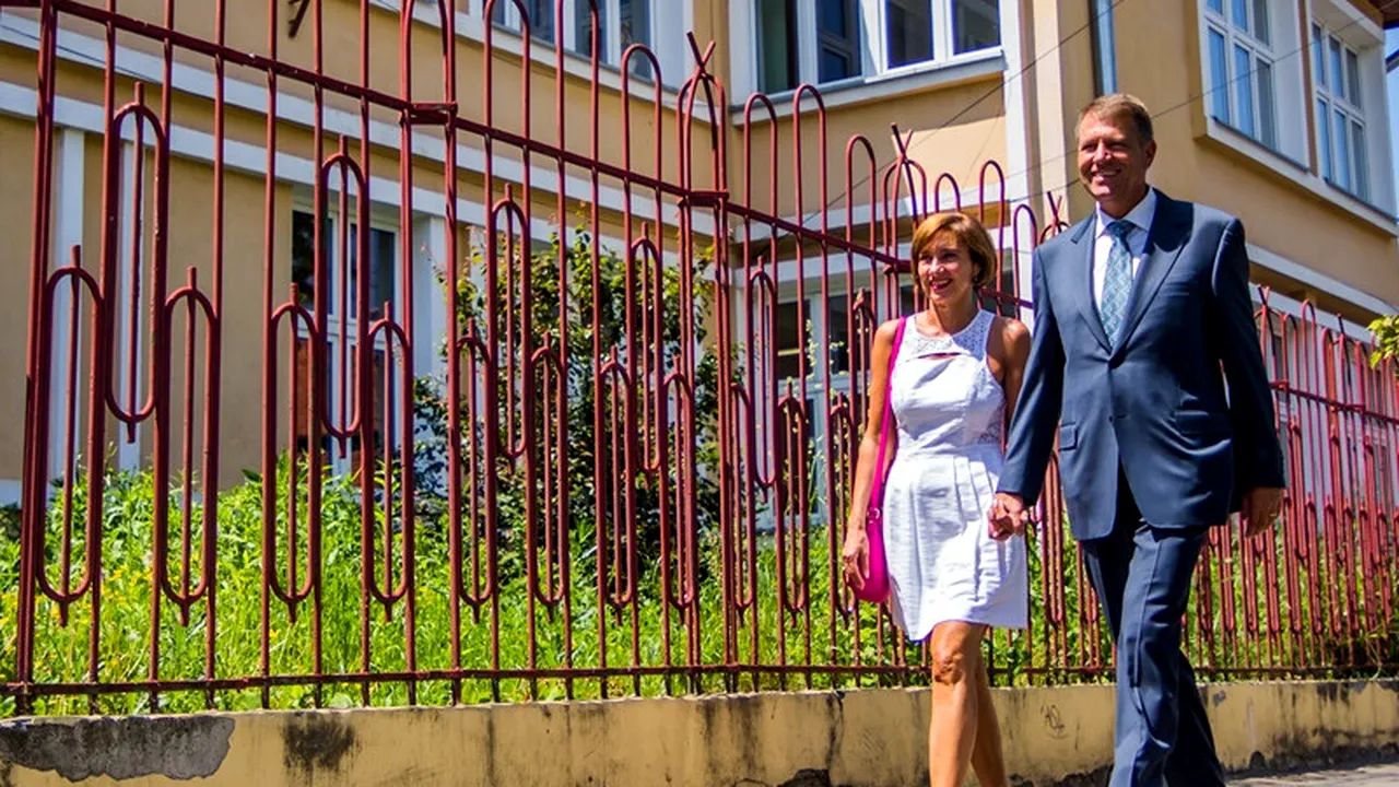 Președintele Klaus Iohannis nu este în CONCEDIU, dar petrece o vacanță de cel puțin două săptămâni la Neptun și la Sibiu