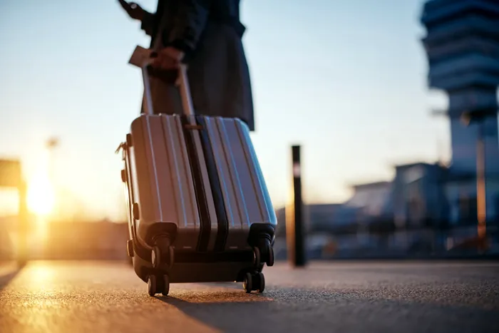 Bagajul de cabină de până la 7 kilograme ar putea fi gratuit pentru pasagerii din Uniunea Europeană. De când se aplică regula