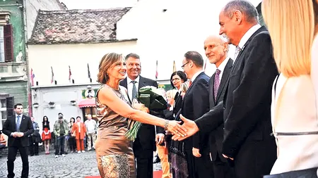 Carmen Iohannis, criticată dur pe Facebook după ce a îmbrăcat această rochie