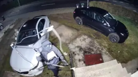 VIDEO | Cum poți fura o mașină în mai puțin de un minut. Hoții unui BMW au fost surprinși pe camerele de supraveghere