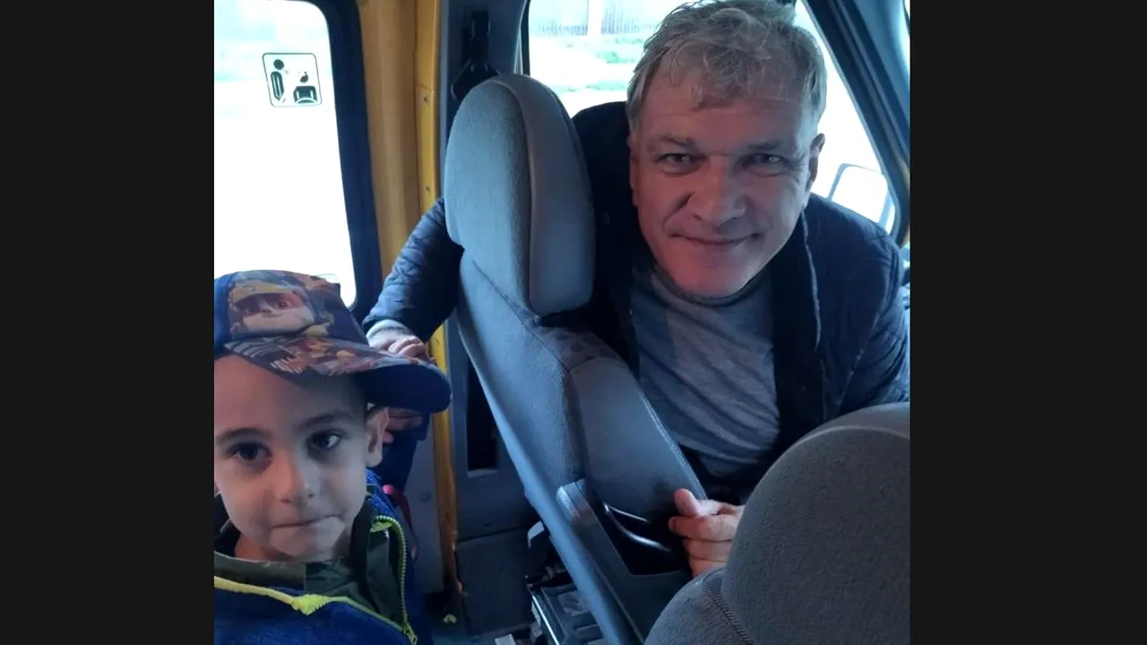 Un primar din județul Gorj este șofer pe microbuzul școlar. Copiii sunt duși la grădiniță chiar de edilul comunei