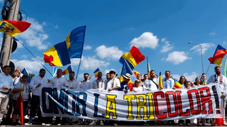 Peste 2.000 de români au sărbătorit Ziua Tricolorului la tradiționalul Marș al Tricolorului organizat de AUR la Târgu Mureș