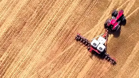 Tractorul care n-are cabină pentru șofer și ară singur. VIDEO