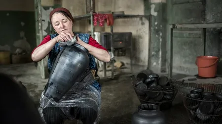 Tradițiile străvechi românești dăinuie și în 2025. Povestea ultimei PIVE de ulei din Gura Râului, veche de 125 de ani: 