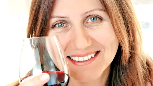 Vinul roșu, un aliat al sănătății orale. Studiul care arată efectele benefice ale acestei băuturi