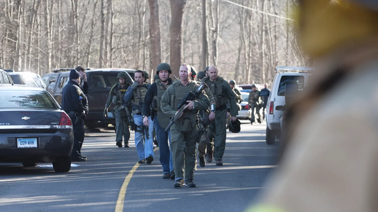 Atacatorul de la Sandy Hook, care a ucis vineri 20 de copii și 6 adulți, și-a distrus complet computerul de acasă