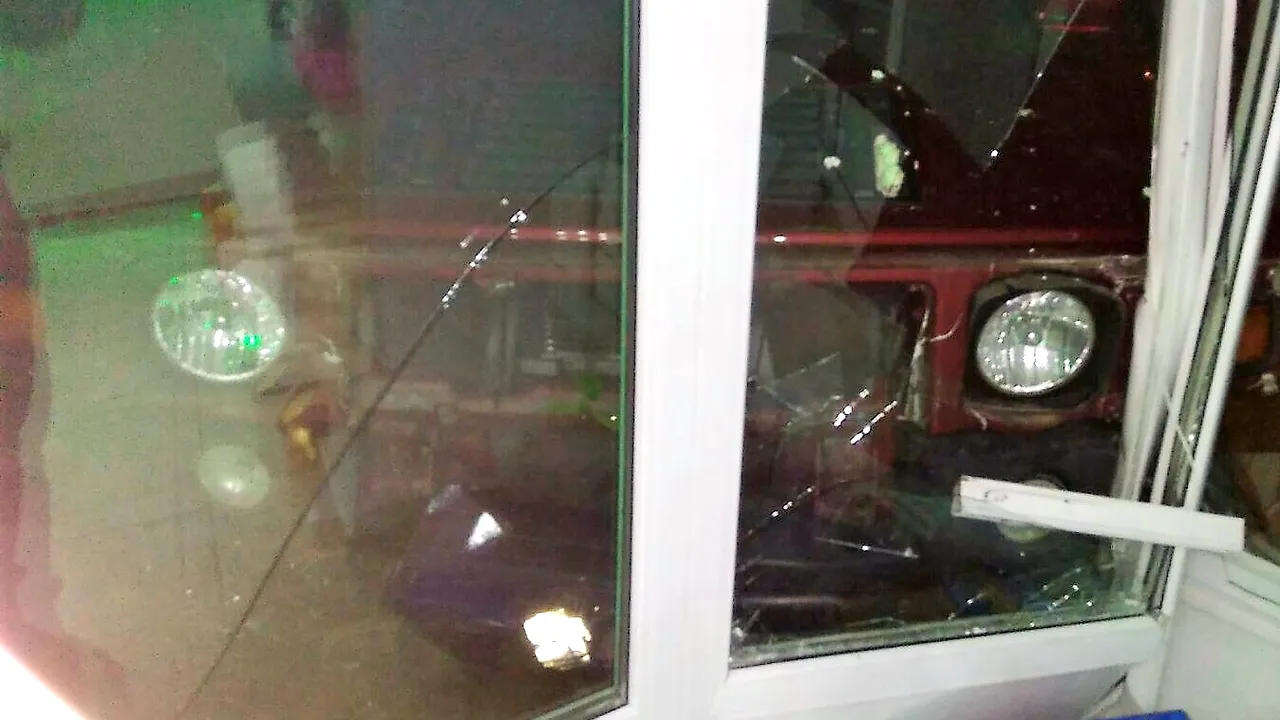 Accident la Constanța. Un șofer a intrat cu Hummer-ul într-o farmacie 