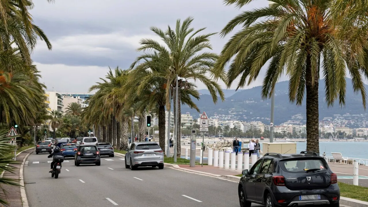 Parlamentul Franței DESFIINȚEAZĂ zonele urbane de emisii auto reduse, dându-i o lovitură președintelui Macron