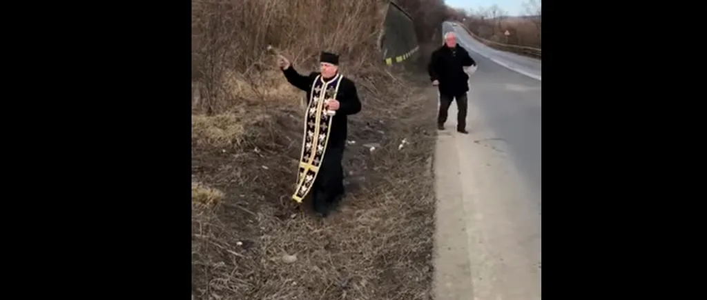 VIDEO | Slujbă religioasă în „curba morții”. Un preot a sfințit o zonă în care au loc frecvent accidente rutiere