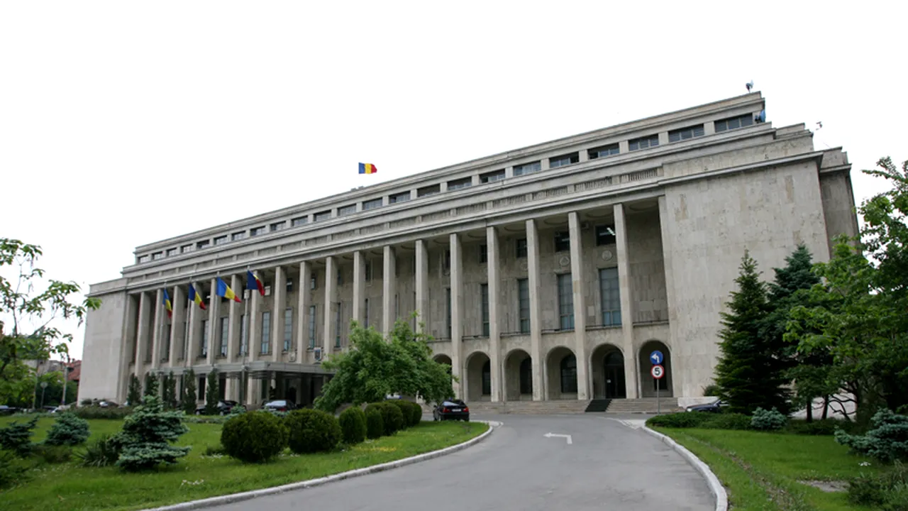 Un bărbat și-a dat foc în fața Guvernului