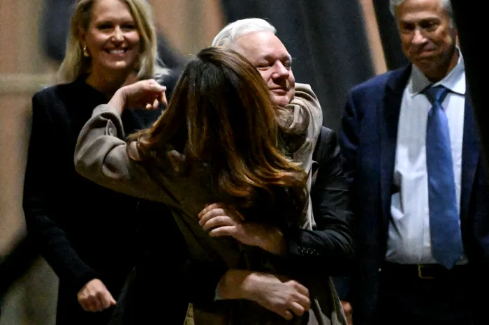 Julian Assange își îmbrățișează soția, Stella, după sosirea la aeroportul din Canberra (26 iunie 2024). Sursa Foto: Profimedia 