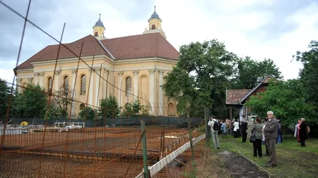 Scandal la Cluj: Lanț uman în jurul unei biserici reformate, oamenii cerând stoparea lucrărilor la sediul Inspectoratului Școlar Județean