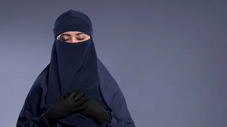 Povestea cutremurătoare a tinerei care a fost „vândută” de tatăl ei: A fost împușcată și înjunghiată în ochi pentru simplul fapt că se angajase