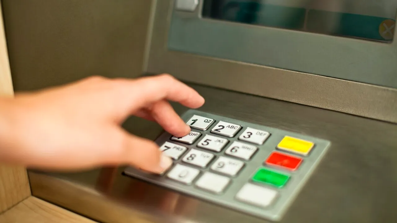 Ce face BUTONUL roșu de la bancomat și când trebuie folosit pentru a evita fraudele bancare