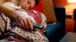 Dormi cu televizorul deschis? Obiceiul banal ar putea fi periculos pentru sănătate. Ce au descoperit experții