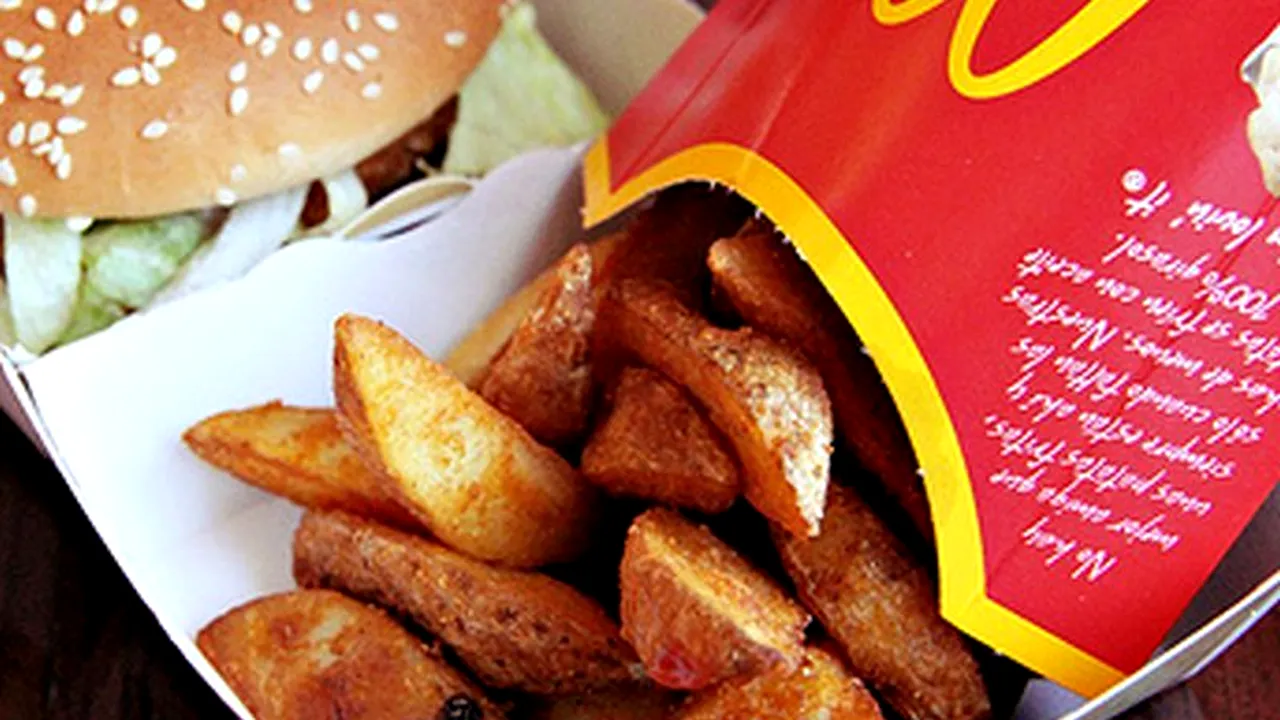 Cum îi răspunde McDonald''s profesorului dat afară din restaurant din cauza ochelarilor