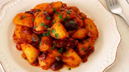 Mâncare de post sau garnitură a la Mediterana. Cum se înțeleg cartofii cu măslinele în tigaie