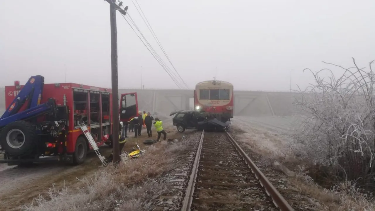 O persoană a murit, iar alta e grav rănită, după ce mașina în care se aflau a fost lovită de un tren în Arad FOTO