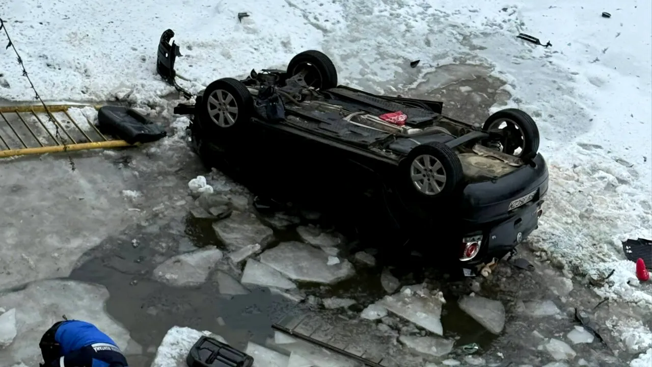 O mașină cu 4 copii în ea a plonjat în râul Bistrița