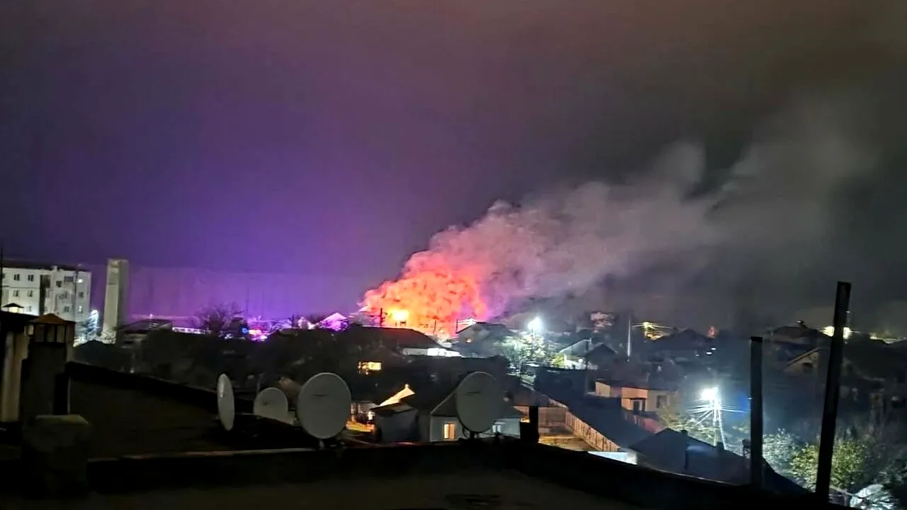 Incendiu la o pensiune din județul Tulcea. În clădire se aflau zeci de turiști. Pompierii intervin în Mahmudia pentru a stinge flăcările