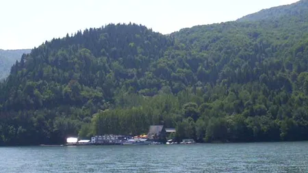 Pompierii intervin să salveze 25 de persoane de pe un vapor pe lacul Izvorul Muntelui