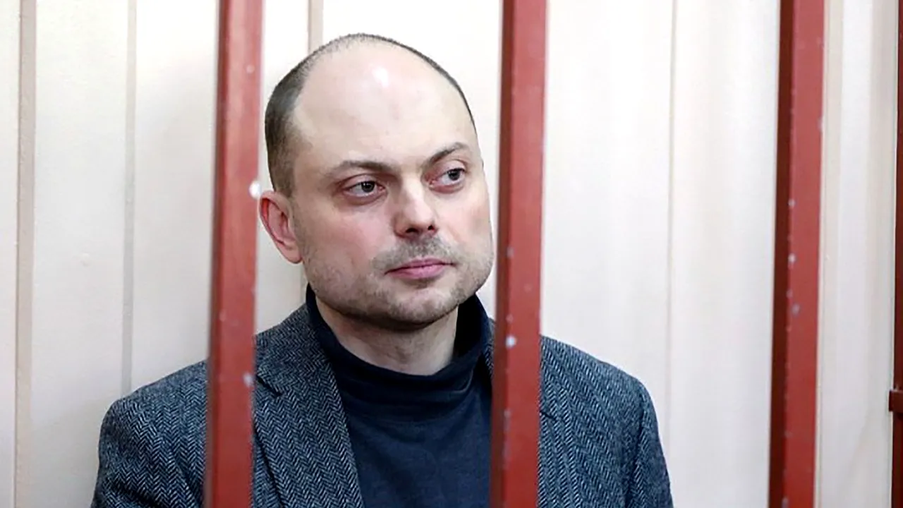 Istoricul Vladimir Kara-Murza, judecat pentru ”TRĂDARE” la Moscova, riscă 25 de ani de închisoare: ”Chiar și stând în această cușcă îmi iubesc țara”