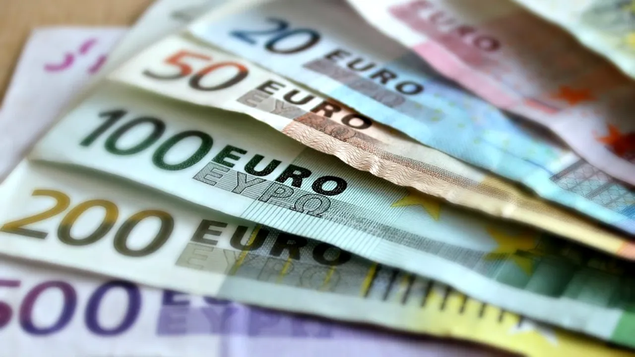 CURS VALUTAR. Cât va fi cursul euro-leu în perioada următoare, potrivit ING