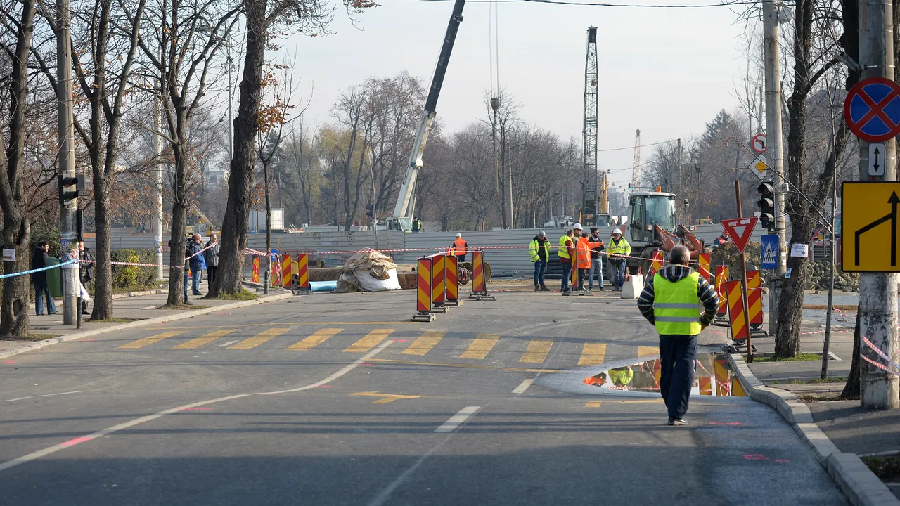 Clădiri în pericol și oameni evacuați, după surparea din zona Eroilor. Traficul va fi întrerupt 30 de zile