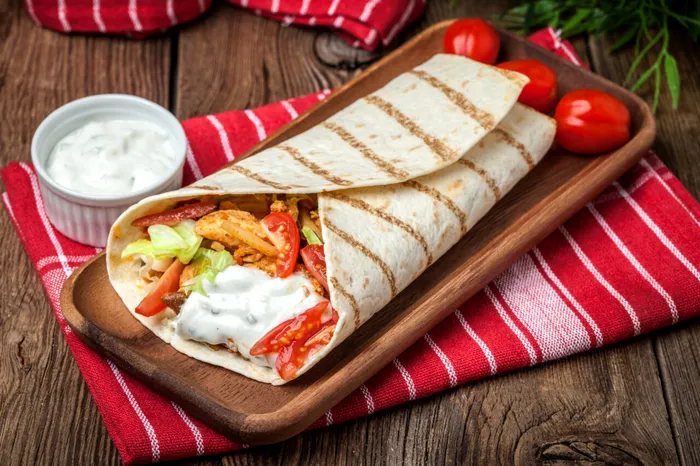 Cu cât se vinde o shaorma, acum în iulie 2025. „Sper să se plafoneze preţul”