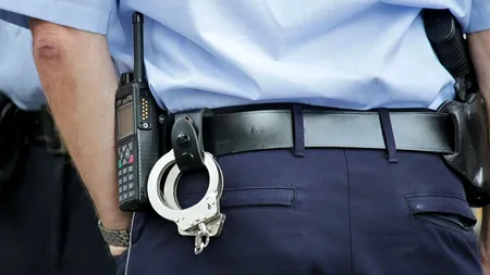 Cinci tineri care au intrat într-o locuință, la furat, prinși de polițiști după ce au tras focuri de armă