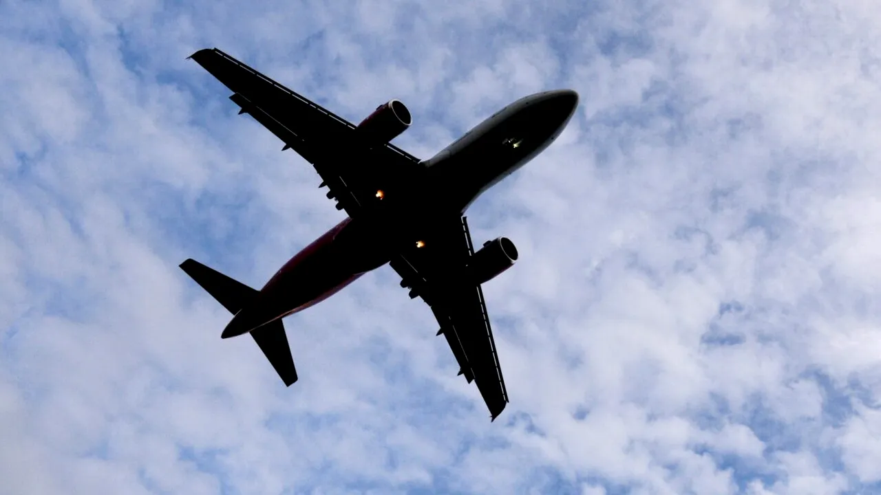 Ai grijă ce MĂNÂNCI, înainte de un zbor cu avionul. Ce alimente nu ar trebui consumate, când știi că urmează o asemenea călătorie